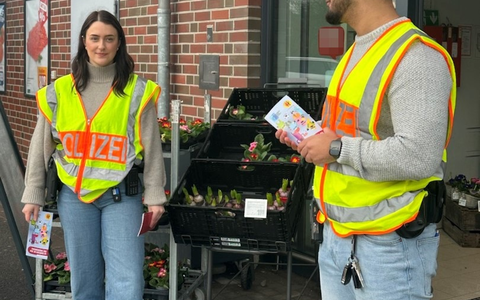 POL-HM: Aktion gegen Taschendiebstahl - PrĂ€ventionskampagne der Polizei Bad MĂŒnder in SupermĂ€rkten - Foto: presseportal.de POL-HM: Aktion gegen Taschendiebstahl - PrĂ€ventionskampagne der Polizei Bad MĂŒnder in SupermĂ€rkten - Foto: presseportal.de