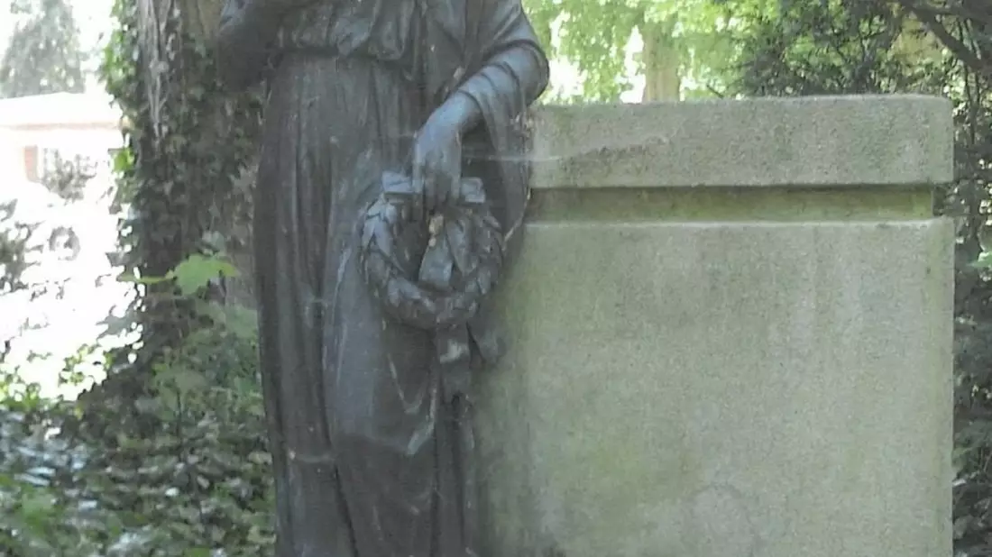 POL-WHV: Diebstahl auf Friedhof: Bronzestatue und Kupferteile entwendet - Bild: presseportal.de