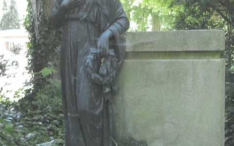 POL-WHV: Diebstahl auf Friedhof: Bronzestatue und Kupferteile entwendet - Foto: presseportal.de