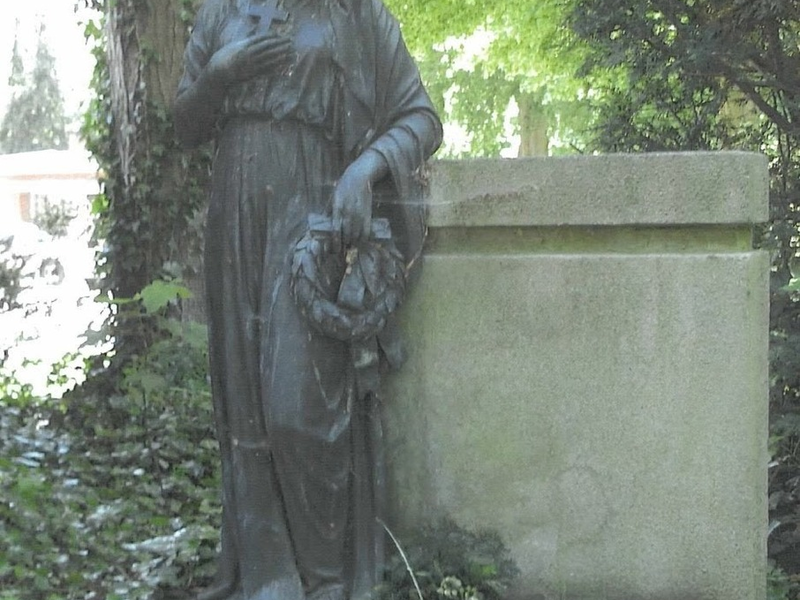 POL-WHV: Diebstahl auf Friedhof: Bronzestatue und Kupferteile entwendet - Foto: presseportal.de
