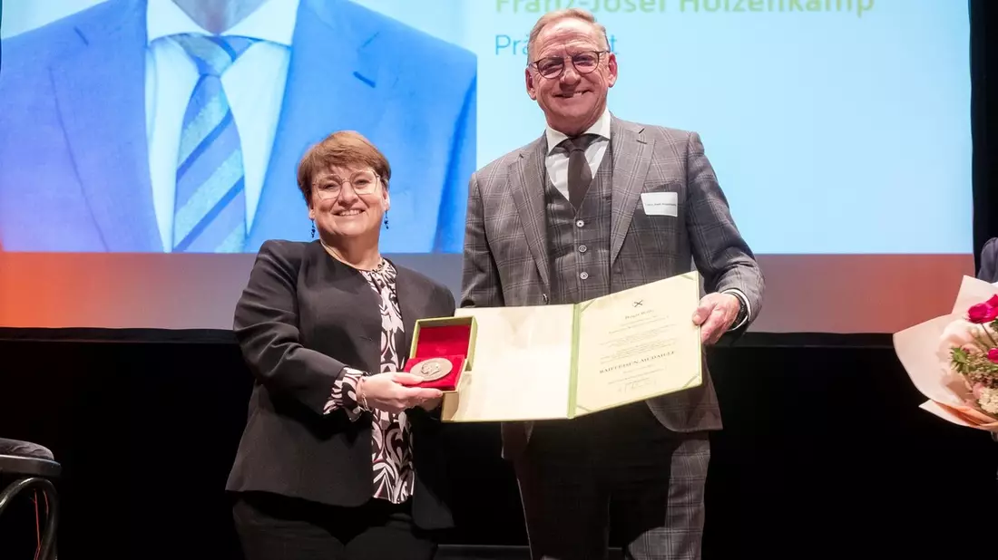 Raiffeisenmedaille für DRV-Geschäftsführerin Birgit Buth I DRV-Präsident Holzenkamp: Birgit Buth genießt im Genossenschaftswesen Legendenstatus - Bild: presseportal.de