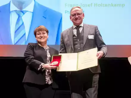 Raiffeisenmedaille für DRV-Geschäftsführerin Birgit Buth I DRV-Präsident Holzenkamp: Birgit Buth genießt im Genossenschaftswesen Legendenstatus - Foto: presseportal.de