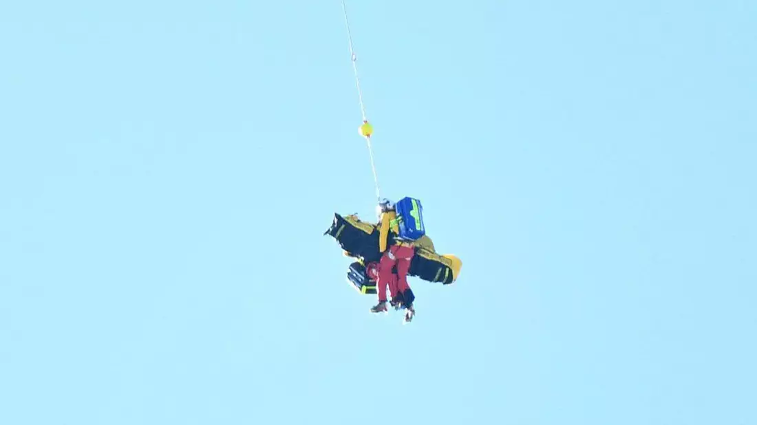 Nach seinem Unfall in Kitzbühel wird Alexis Pinturault mit dem Helikopter weggeflogen. - Bild: Barbara Gindl/apa/dpa