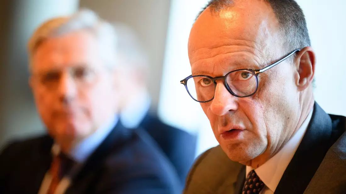 Unions-Kanzlerkandidat Merz will im Bundestag noch vor der Wahl über eine schärfere Migrationspolitik abstimmen lassen. AfD und BSW signalisieren Zustimmung. Die FDP lässt ein Ja vorerst offen. - Bild: Bernd von Jutrczenka/dpa