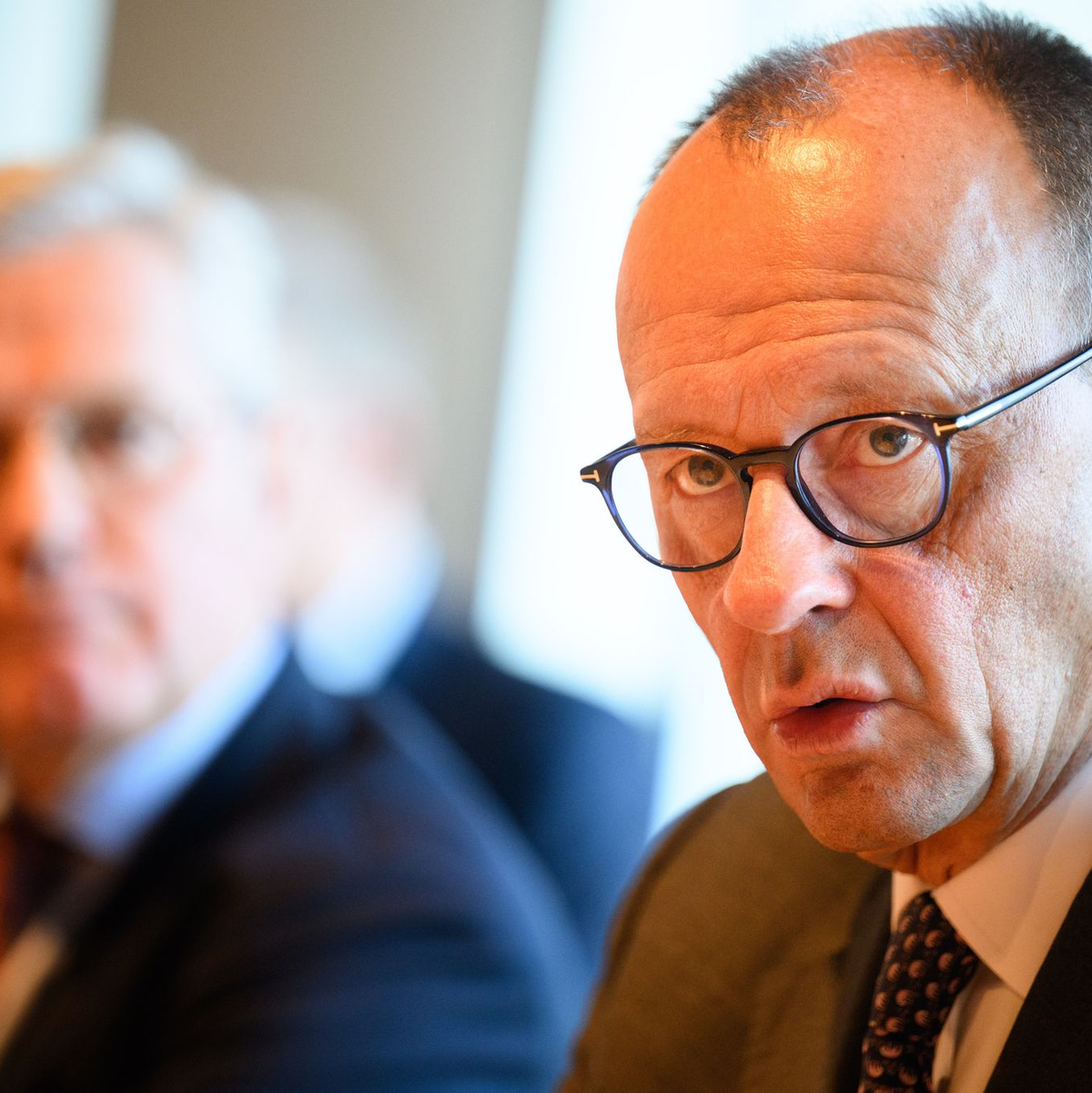 Unions-Kanzlerkandidat Merz will im Bundestag noch vor der Wahl über eine schärfere Migrationspolitik abstimmen lassen. AfD und BSW signalisieren Zustimmung. Die FDP lässt ein Ja vorerst offen. - Foto: Bernd von Jutrczenka/dpa