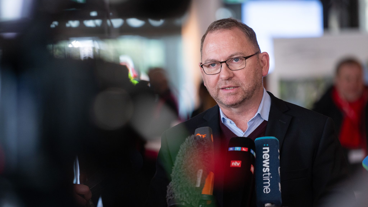 Verdi-Chef Frank Werneke beim Auftakt der Tarifverhandlungen für den öffentlichen Dienst: Es geht um rund 2,5 Millionen Beschäftigte. - Foto: Christophe Gateau/dpa