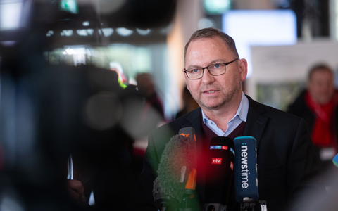 Verdi-Chef Frank Werneke beim Auftakt der Tarifverhandlungen für den öffentlichen Dienst: Es geht um rund 2,5 Millionen Beschäftigte. - Foto: Christophe Gateau/dpa