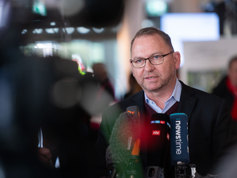 Verdi-Chef Frank Werneke beim Auftakt der Tarifverhandlungen für den öffentlichen Dienst: Es geht um rund 2,5 Millionen Beschäftigte. - Foto: Christophe Gateau/dpa