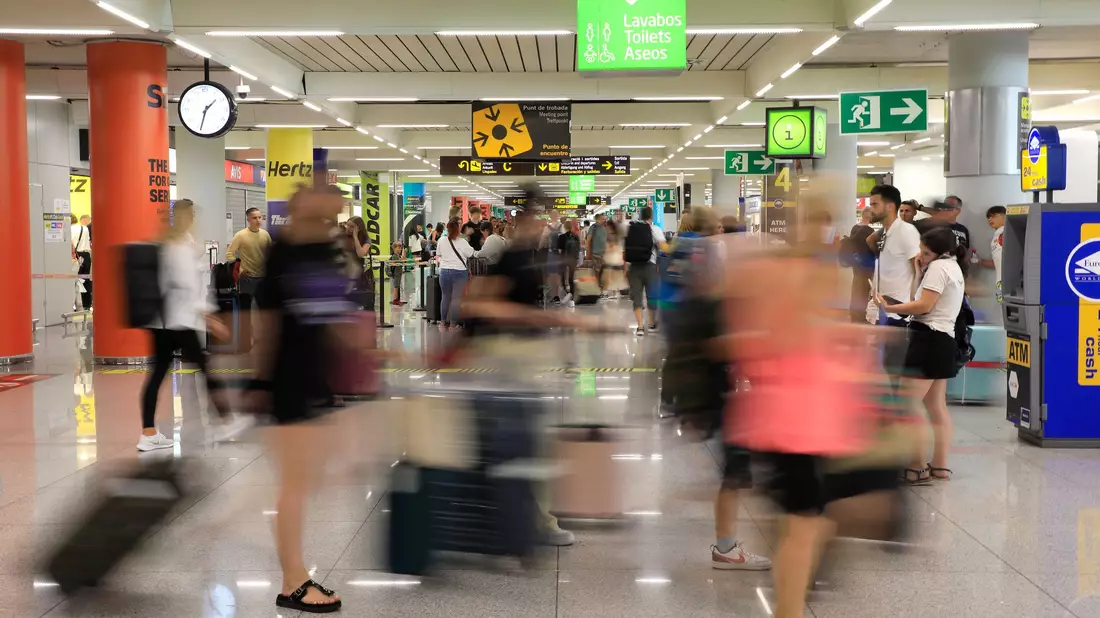 Keine Seltenheit: Hektik am Flughafen von Palma. (Foto Archiv) - Bild: Clara Margais/dpa
