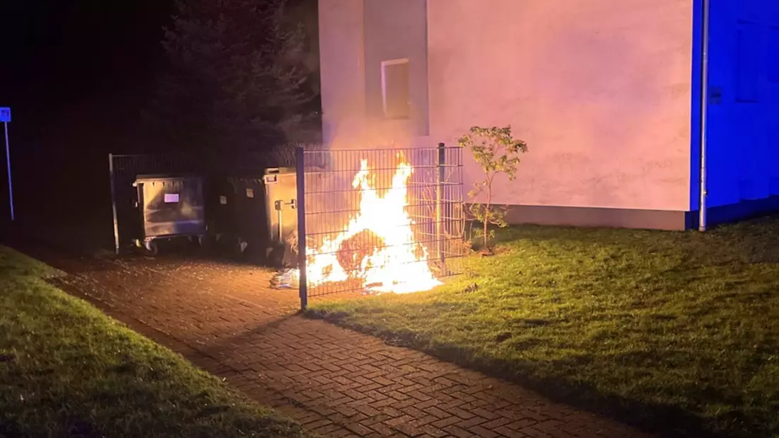 POL-DU: Wanheimerort: Mülltonnen und Altpapiercontainer in Vollbrand - Wer hat verdächtige Beobachtungen gemacht? - Bild: presseportal.de