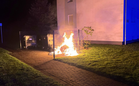 POL-DU: Wanheimerort: Mülltonnen und Altpapiercontainer in Vollbrand - Wer hat verdächtige Beobachtungen gemacht? - Foto: presseportal.de