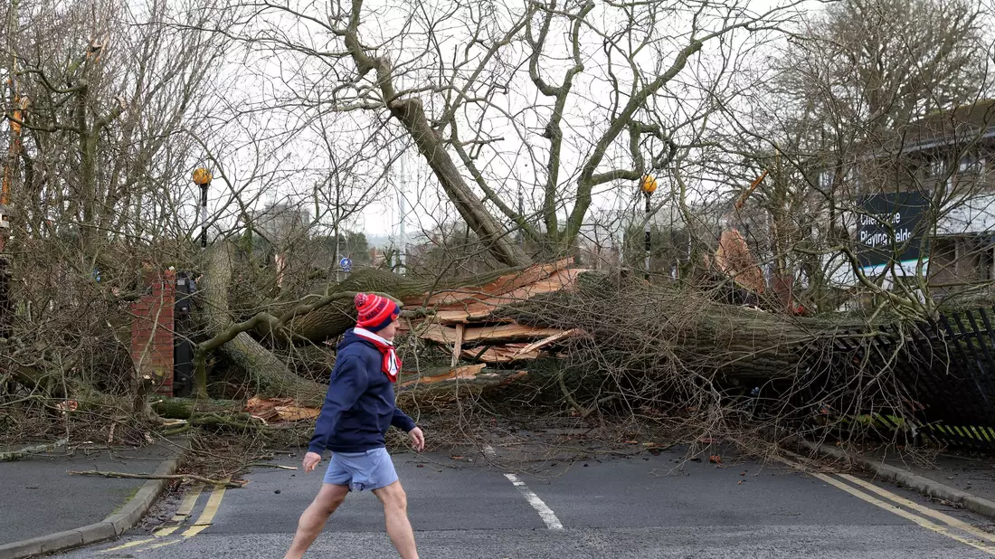 In Irland und Teilen Großbritanniens stand das öffentliche Leben zeitweise still. - Bild: Uncredited/AP/dpa