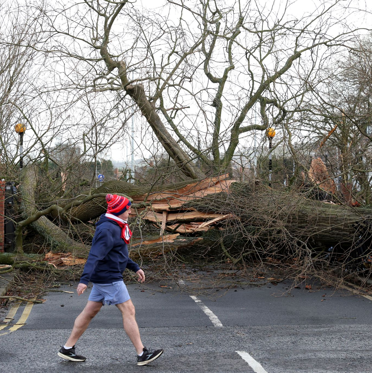 In Irland und Teilen Großbritanniens stand das öffentliche Leben zeitweise still. - Foto: Uncredited/AP/dpa