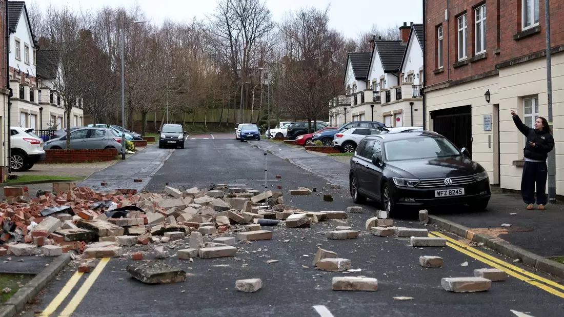 Der Sturm riss Bäume heraus und beschädigte Häuser teils erheblich. - Bild: --/AP/dpa