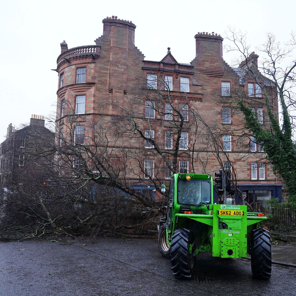 Noch am Freitag begannen Aufräumarbeiten. - Foto: Jane Barlow/PA/AP/dpa