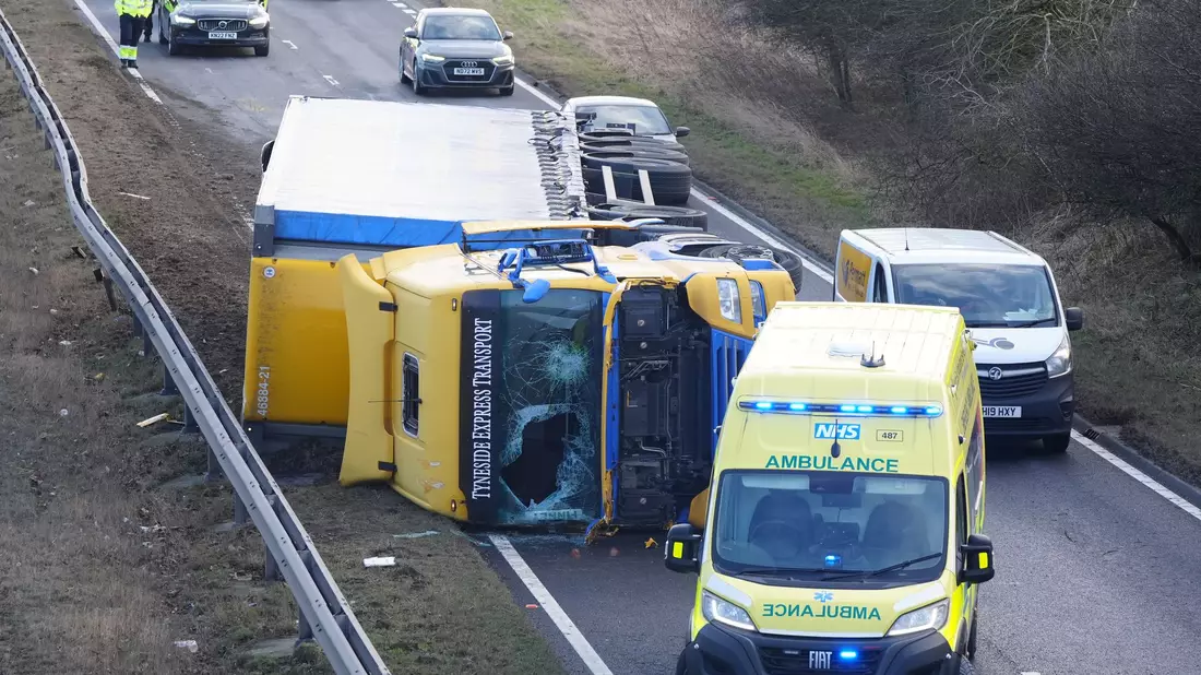 Der Sturm führte auch im Straßenverkehr zu erheblichen Beeinträchtigungen. - Bild: Owen Humphreys/PA Wire/dpa