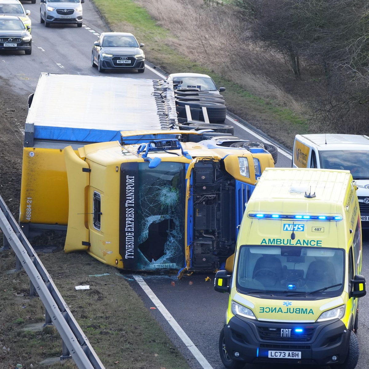 Der Sturm führte auch im Straßenverkehr zu erheblichen Beeinträchtigungen. - Foto: Owen Humphreys/PA Wire/dpa
