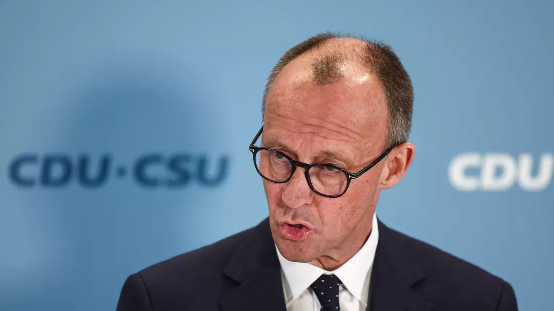 Unionskanzlerkandidat Friedrich Merz will im Bundestag noch vor der Wahl schärfere Migrationsregeln zur Abstimmung stellen. - Bild: Hannes Albert/dpa