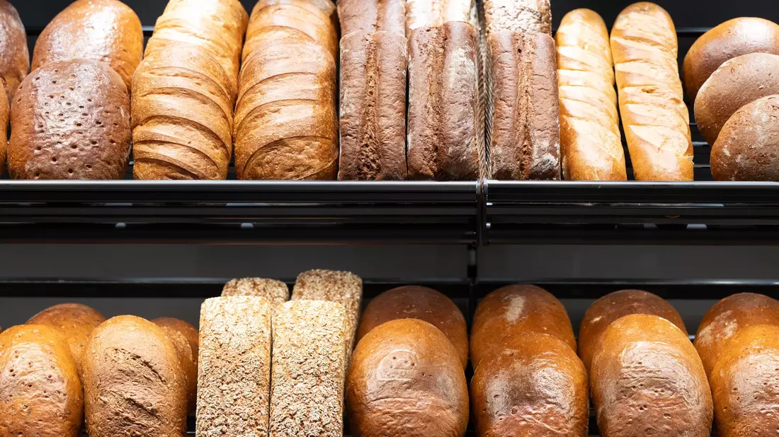 Die Rewe-Gruppe will Brot- und Backwaren künftig nicht mehr selbst herstellen. - Bild: Sebastian Kahnert/dpa