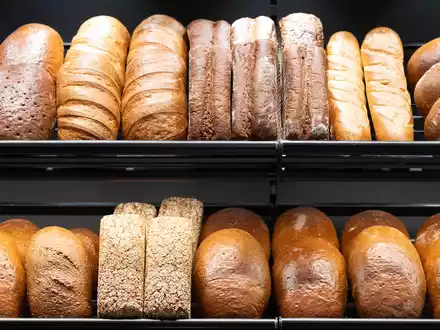 Die Rewe-Gruppe will Brot- und Backwaren künftig nicht mehr selbst herstellen. - Foto: Sebastian Kahnert/dpa