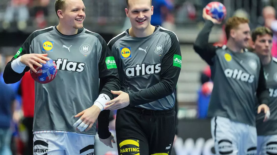 Justus Fischer (l) und David Späth sorgten auch beim Teamabend für gute Stimmung. - Bild: Sören Stache/dpa