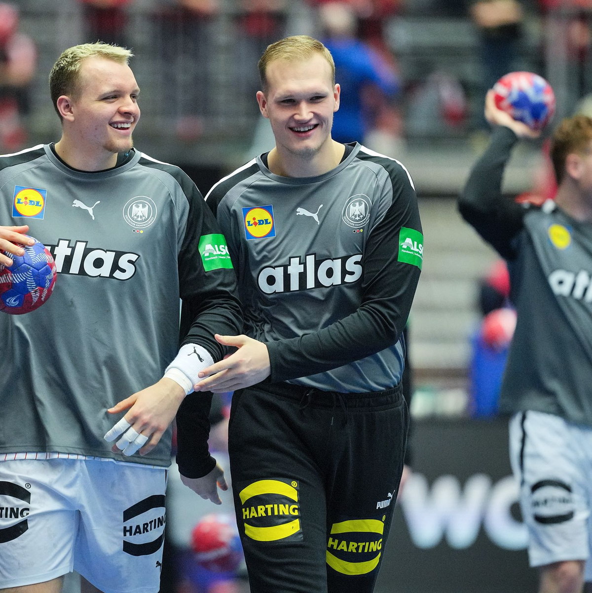 Justus Fischer (l) und David Späth sorgten auch beim Teamabend für gute Stimmung. - Foto: Sören Stache/dpa