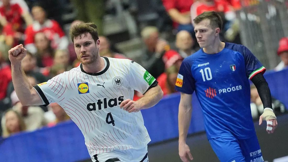 Kapitän Johannes Golla (l) sieht die Arbeitssiege bei der WM auch positiv.  - Bild: Sören Stache/dpa