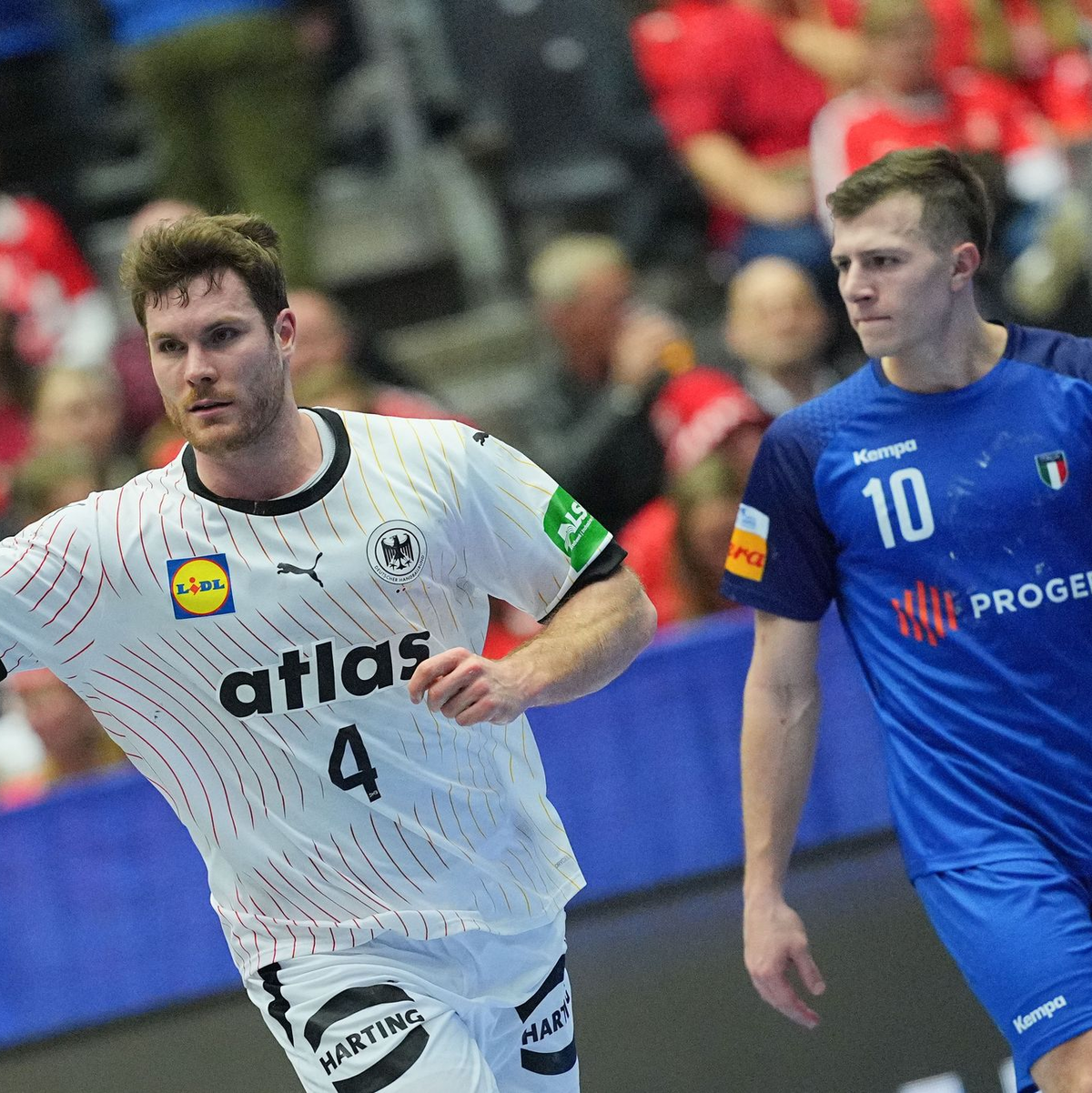 Kapitän Johannes Golla (l) sieht die Arbeitssiege bei der WM auch positiv.  - Foto: Sören Stache/dpa