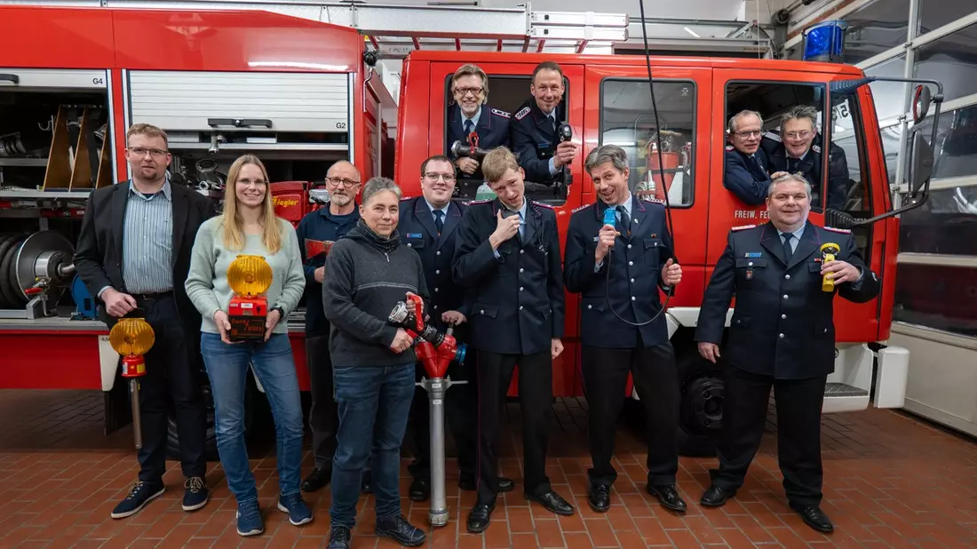 FW Celle: Feuerwehr Bostel: Mit 90 einen Defi anschaffen und trotzdem Kinder kriegen - Bild: presseportal.de
