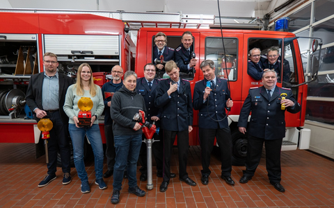 FW Celle: Feuerwehr Bostel: Mit 90 einen Defi anschaffen und trotzdem Kinder kriegen - Foto: presseportal.de