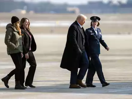 US-Präsident Trump ist mit seiner Ehefrau Melania Trump nach North Carolina gereist.  - Foto: Jess Rapfogel/AP/dpa
