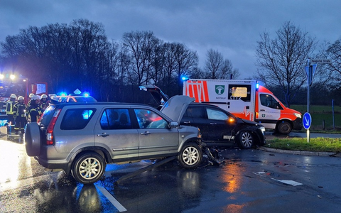 FW Sonsbeck: Auslaufende Betriebsmittel nach Verkehrsunfall - Foto: presseportal.de