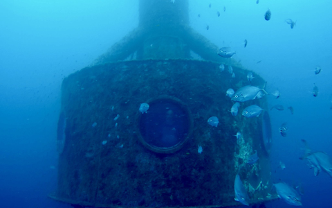 Durch die Bullaugenfenster beobachtete Koch das Meer. - Foto: ---/Ocean Builders/dpa