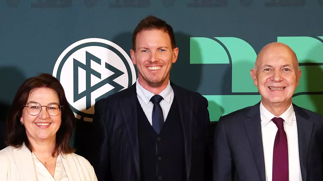 Julian Nagelsmann (m) verfolgt mit der Nationalmannschaft einen klaren Titelplan.  - Bild: Maja Hitij/Getty Images Europe Pool/dpa