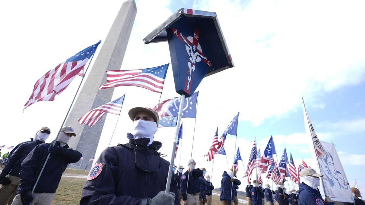 Die «Patriot Front» propagiert rassistische, xenophobe und antisemitische Ideologien. - Foto: Manuel Balce Ceneta/AP/dpa