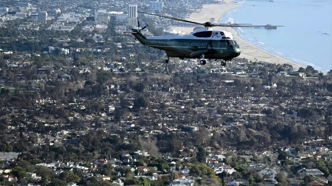 Nach dem Überflug über die Brandgebiete zeigte sich Trump schockiert. - Bild: Mandel Ngan/Pool AFP/AP/dpa