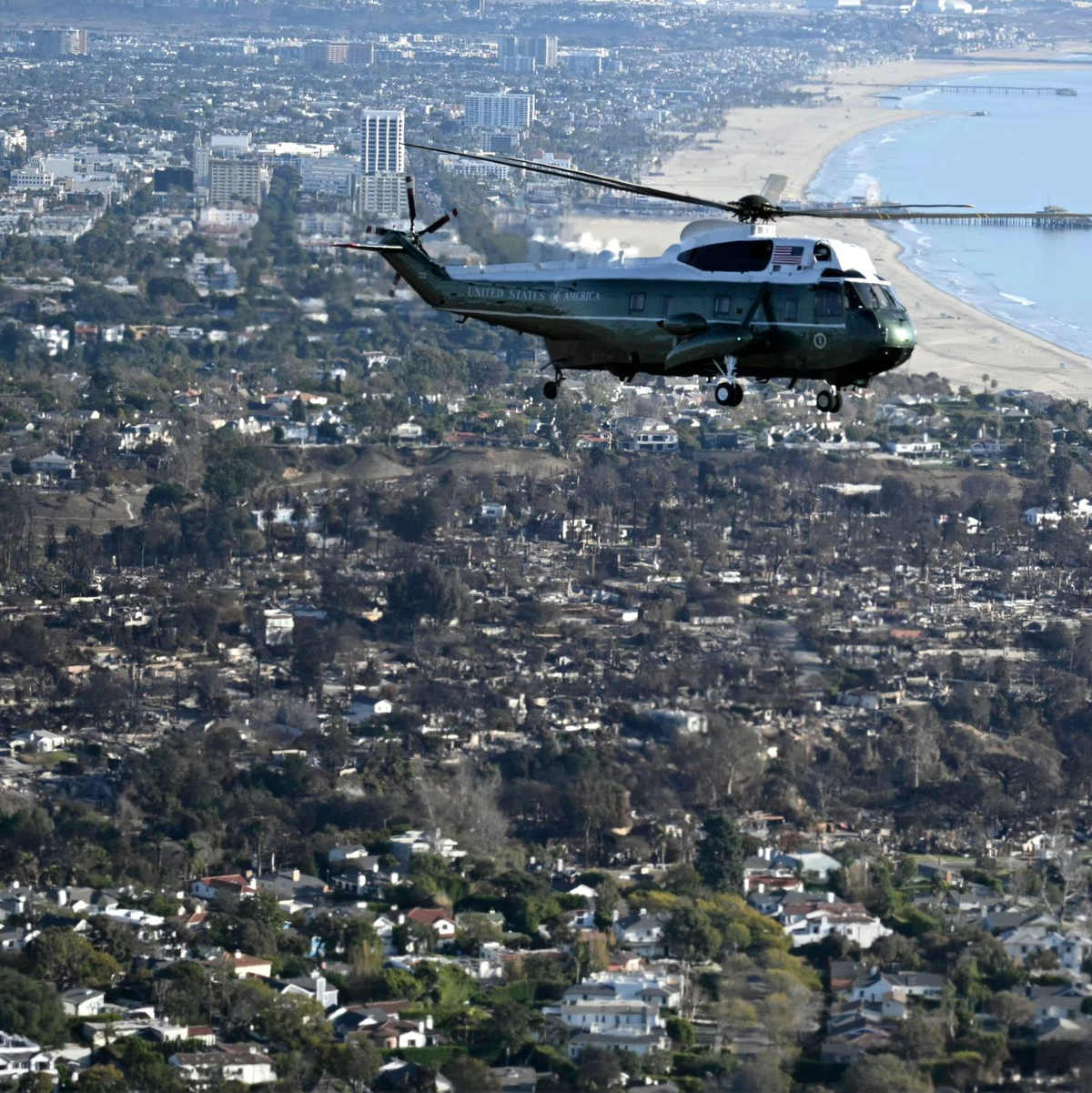 Nach dem Überflug über die Brandgebiete zeigte sich Trump schockiert. - Foto: Mandel Ngan/Pool AFP/AP/dpa