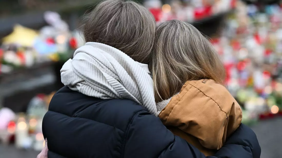 Kerzen, Blumen und Plüschtiere zeigen die Anteilnahme der Menschen. - Bild: Arne Dedert/dpa