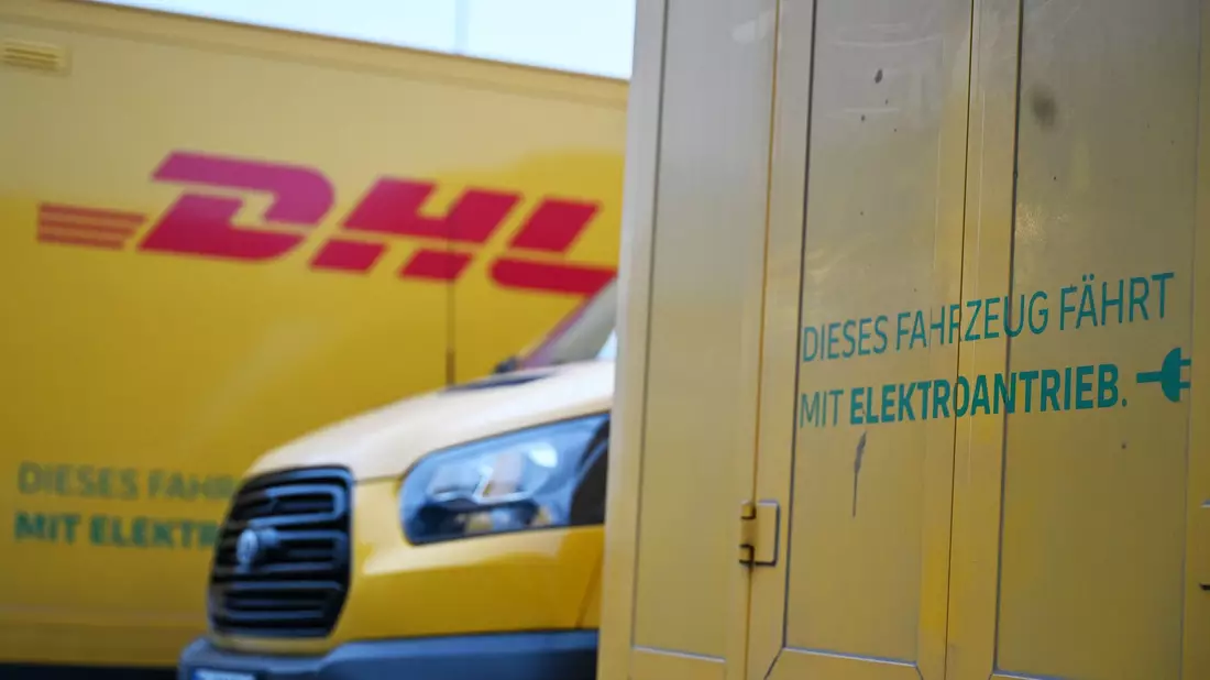 Die Paketmenge steigt deutlich, dementsprechend viel Arbeit haben Paketboten. - Bild: Wolf von Dewitz/dpa