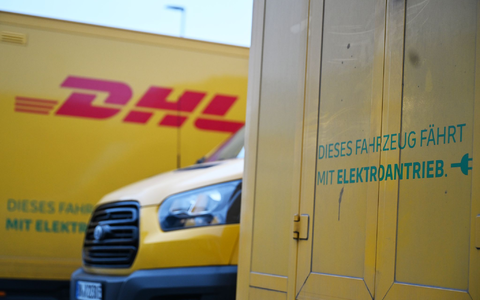 Auch er fährt Stromer: ein DHL-Paketbote auf dem Weg zu seinem Elektro-Transporter. - Foto: Wolf von Dewitz/dpa