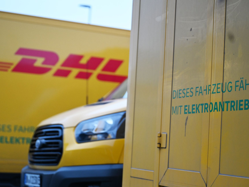 Die Paketmenge steigt deutlich, dementsprechend viel Arbeit haben Paketboten. - Foto: Wolf von Dewitz/dpa