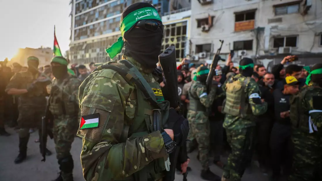 Ein Konvoi des Roten Kreuzes holt am vergangenen Wochenende in der Stadt Gaza israelische Geiseln ab. - Bild: Abed Hajjar/AP/dpa