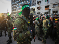 Ein Fahrzeug des Roten Kreuzes bei einer vorherigen Übergabe von Geiseln. (Archivbild) - Foto: Abed Hajjar/AP/dpa