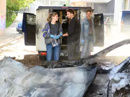 Nach dem nächtlichen Überfall auf einen Geldtransporter am Tatort (l-r): Hauptkommissarin Pia Heinrich (Ines Marie Westernströer), Hauptkommissar Leo Hölzer (Vladimir Burlakov) und Hauptkommissar Adam Schürk (Daniel Sträßer) - Foto: Iris Maria Maurer/SR/ARD/dpa