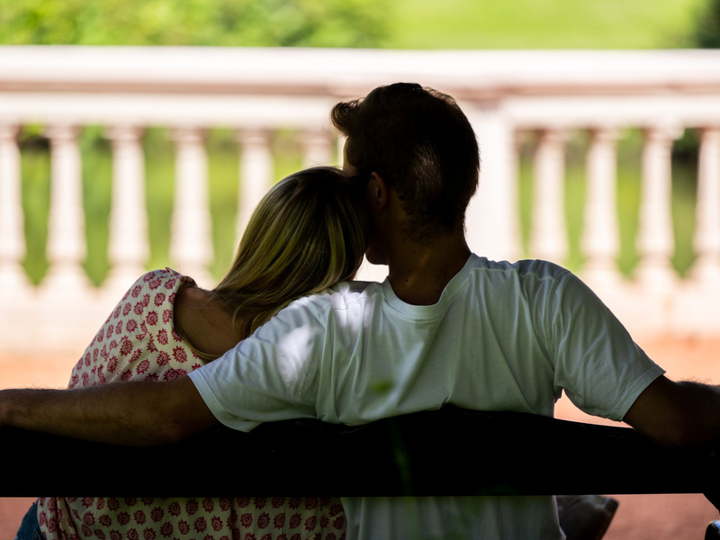 Eine Frau und ein Mann sitzen zusammen auf einer Parkbank (gestellte Szene).  - Foto: Mohssen Assanimoghaddam/dpa