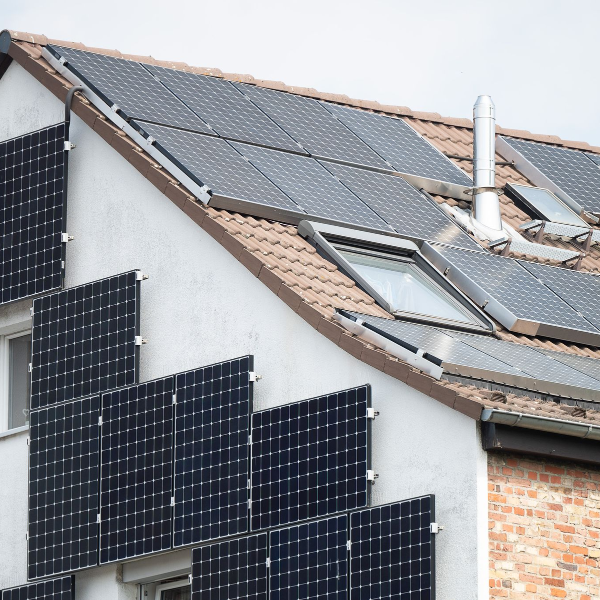 Die Vergütung für Solarstrom, der in das Stromnetz eingespeist wird, wird für neue Anlagen gesenkt. (Archivbild) - Foto: Sebastian Gollnow/dpa