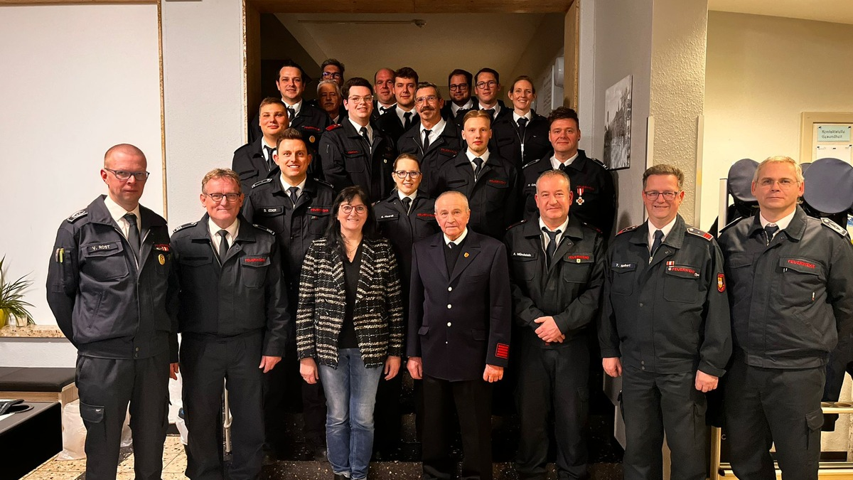 FW Kamen: Ein starkes Team für einen starken Stadtteil: Jahresdienstbesprechung des Löschzugs 2 der Freiwilligen Feuerwehr Kamen im Bürgerhaus Methler - Foto: presseportal.de