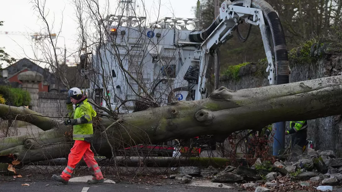Die Wetterlage in Irland und Großbritannien bleibt angespannt. - Bild: Brian Lawless/PA Wire/dpa