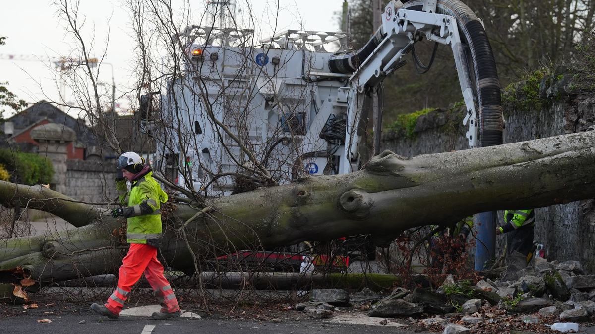 Die Wetterlage in Irland und Großbritannien bleibt angespannt. - Foto: Brian Lawless/PA Wire/dpa