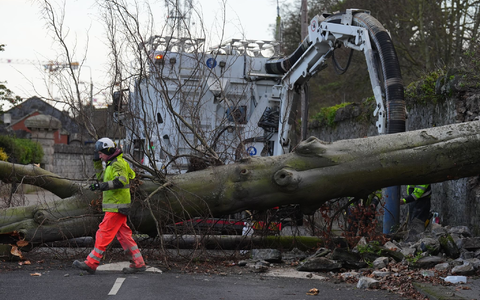 Die Wetterlage in Irland und Großbritannien bleibt angespannt. - Foto: Brian Lawless/PA Wire/dpa